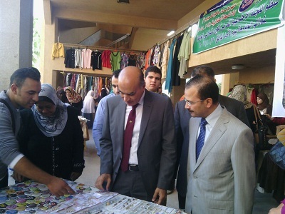 نائب رئيس جامعة بنها يفتتح المعرض الخيرى للملابس الجاهزة لطلاب الجامعة