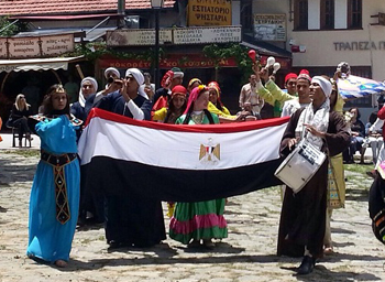 طلاب جامعة بنها يرفعون علم مصر فى المهرجان الدولى الأول للفلكلور الشعبي باليونان 
