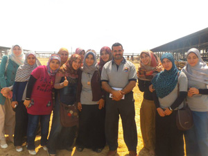 طلاب جامعة بنها في زيارة ميدانية لمزارع دينا