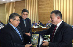 Prof. Dr. Ali Shams El Din delivers the University Shield to the Minister of Higher Education
