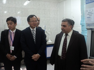 زيارة الوفد الصيني لمعمل البحوث المركزية بكلية الطب البيطري بجامعة بنها