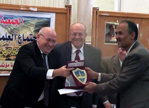 مبروك ... أ.د/ زكريا هميمي يحصل على درع الجمعية الجيولوجية المصرية