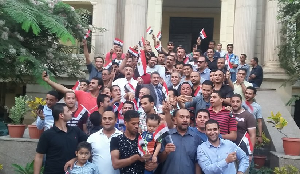 Le professeur Elsayed Elkaddi partage la joie des citoyens et les participe leurs beaux sentiments à l'occasion de la glorieuse victoire de la grande guerre d'octobre devant l'administration de l'Université Benha