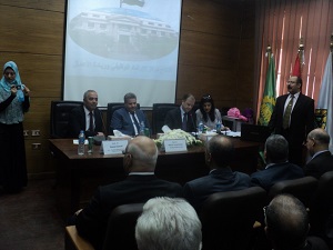 Lors de l'ouverture du Centre d'Orientation Professionnelle à l'Université de Benha : Le Président de l'Université soutient le plan de l'État pour les petits projets