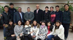  The university president meets the Arabic- interested Chinese Students  