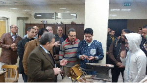 Le président de l'Université de Benha inspecte les créations de la faculté des Arts Appliqués 