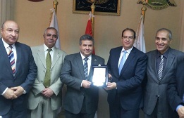 Le professeur Elsayed Elkaddi Président de l'Université de Benha honore Docteur Shaarawi à Benha