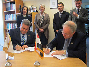 Le professeur Elsayed Elkaddi signe un protocole d'accord entre l'Université de Banha et l'Université Britannique de Surrey qui occupe la cinquième place dans la liste des universités britanniques. 