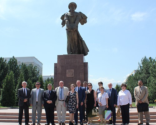 Le professeur Elsayed Elkaddi dans une visite au campus de l'Université nationale de Al Farabi au Kazakhstan.
