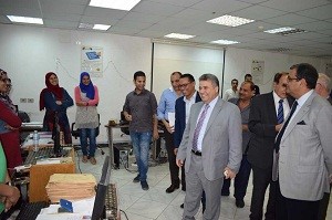 Lors de sa visite au Centre des systèmes d'informations administratives : le professeur Elsayed Elkaddi soutient le Centre avec toutes les possibilités.