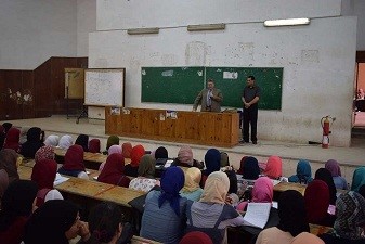Dans sa visite à la faculté des lettres de Banha, le professeur Elkaddi rassure sur le progrès du processus éducatif et la régularité des activités des étudiants 