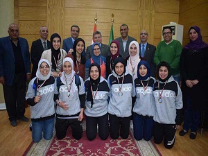 لفوزهما في أوليمبياد فتيات الجامعات: تكريم فريقي كرة السلة وكرة القدم الخماسية في جامعة بنها