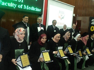 نائب رئيس جامعة بنها يشهد حفل خريجي كلية الطب