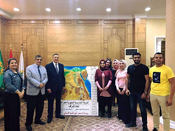 طلاب آداب بنها يهدون رئيس الجامعة أول خريطة مجسمة لمصر ضمن مشروعات التخرج