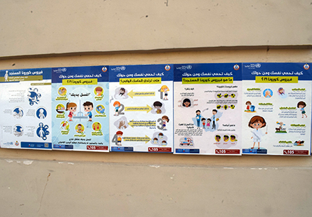 توزيع ملصقات للتوعية بفيروس كورونا بكليات جامعة بنها 