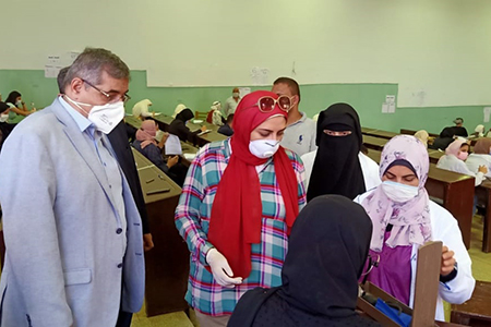 «المغربى» يتفقد سير الإمتحانات بحقوق بنها