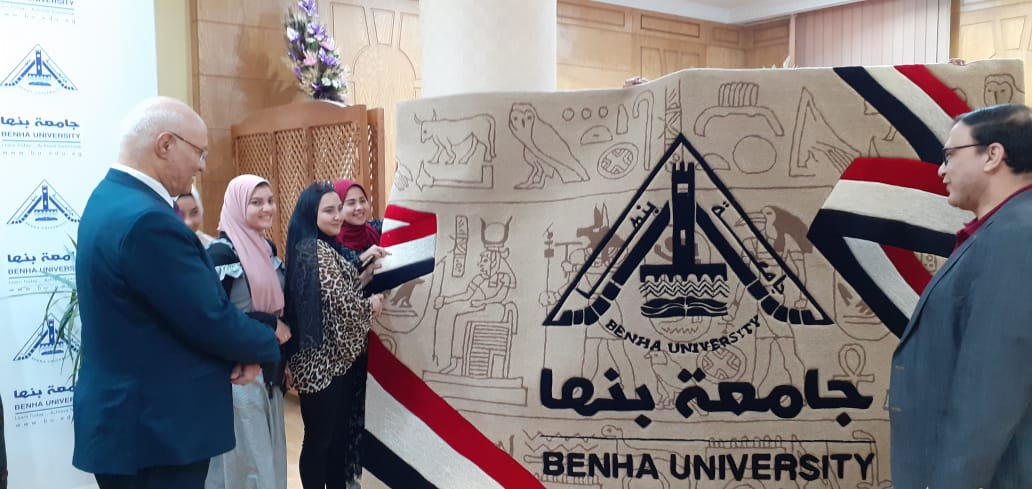 طلاب نوعية بنها يهدون رئيس الجامعة معلقة وبرية ضمن مشروعات التخرج الفنية