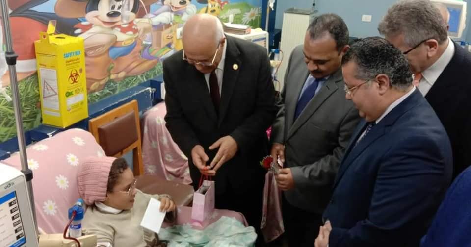 رئيس جامعة بنها يوزع الهدايا والورود على أطفال الغسيل الكلوي ووحدة أمراض الدم بالمستشفى الجامعى