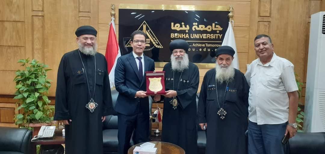 رئيس جامعة بنها يستقبل وفد من الكنيسة القبطية الأرثوذكسية لتهنئته برئاسة الجامعة 
