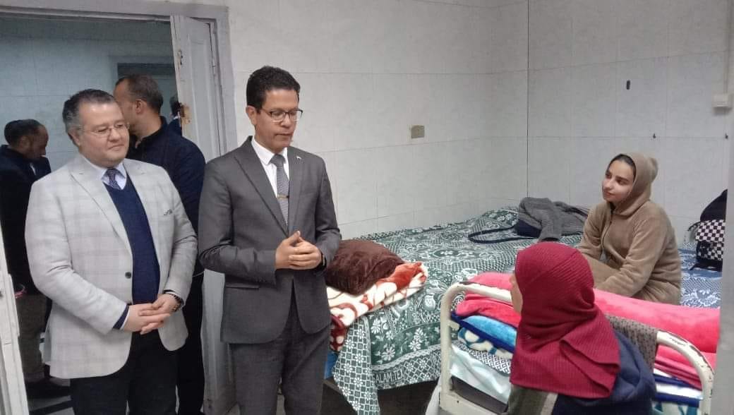 رئيس جامعة بنها يزور المرضى من الأشقاء الفلسطينيين داخل المستشفي الجامعي 