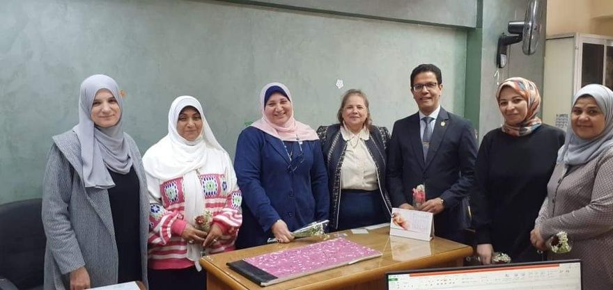رئيس جامعة بنها يقدم التهنئة للأمهات بإدارات الجامعة احتفالا بعيد الأم 