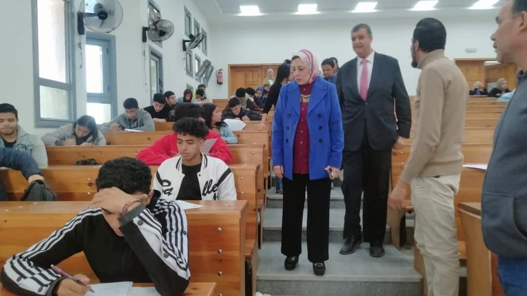 Vice President of Benha University for Postgraduate Studies and Research Inspected Midterm Exams for Commerce Students in El-Obour Campus