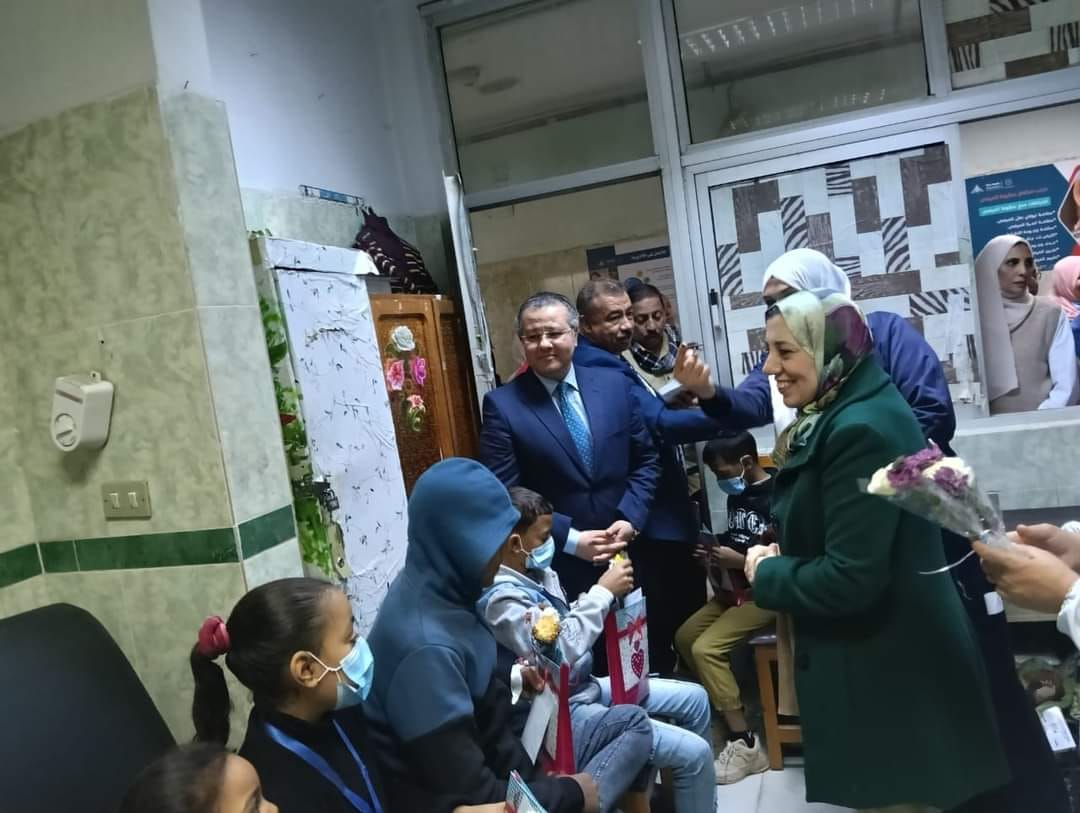 Vice President of Benha University for Postgraduate Studies Distributed Gifts and Flowers to Children in Dialysis and Hematology Units at the University Hospital