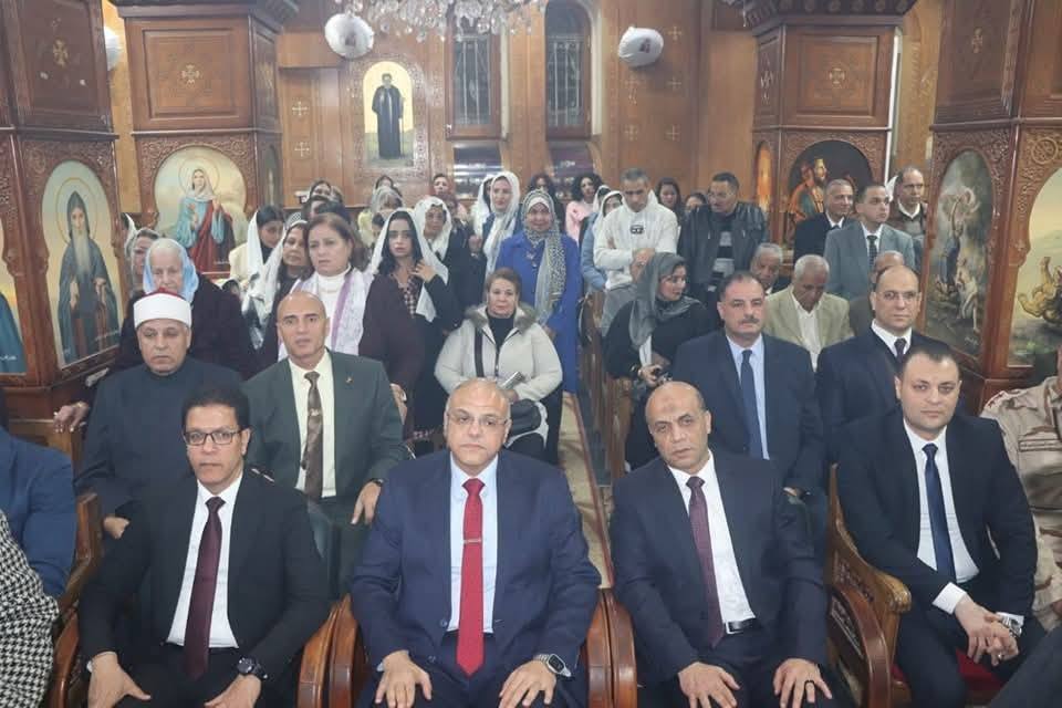 محافظ القليوبية ورئيس جامعة بنها يشهدان قداس عيد الميلاد المجيد بكنيسة السيدة العذراء ببنها 