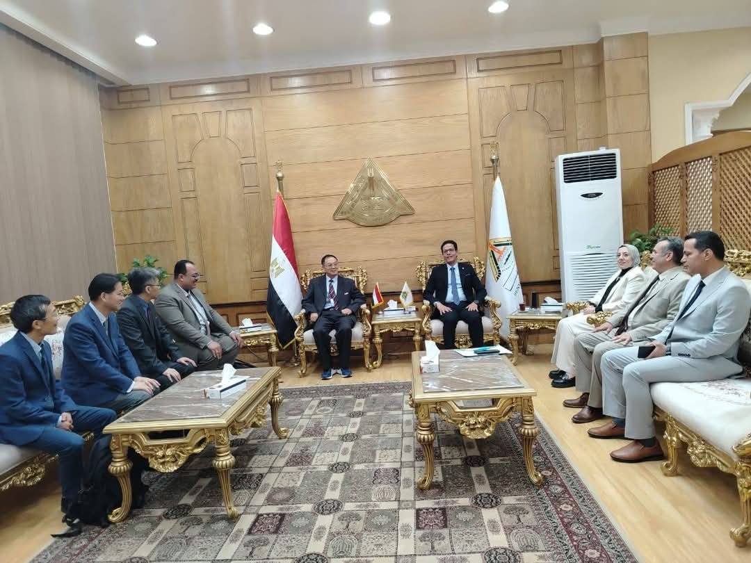 علي هامش افتتاح مؤتمر العلوم التطبيقية: رئيس جامعة بنها يستقبل وفد جامعة وسط الصين الزراعية 