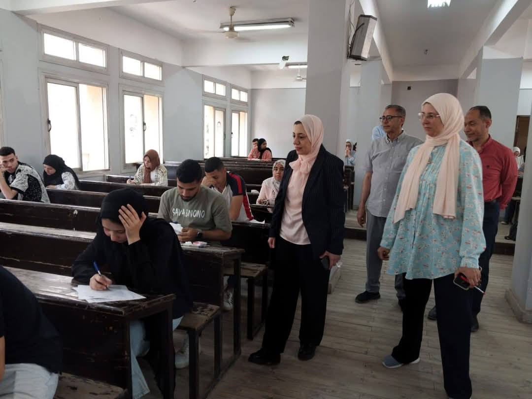 نائب رئيس جامعة بنها لشئون الدراسات العليا والبحوث تتفقد امتحانات الفصل الدراسي الثاني 