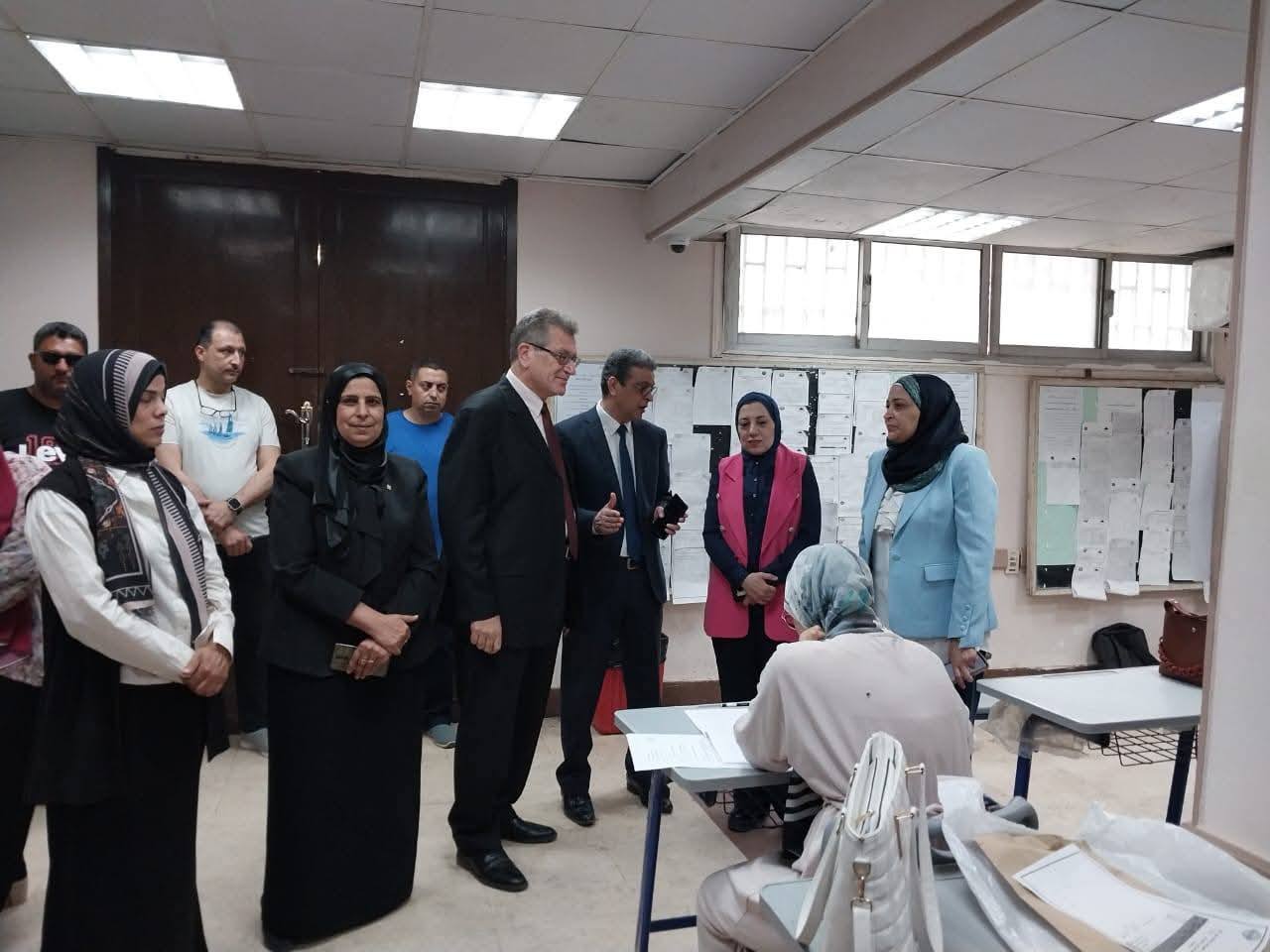 نائب رئيس جامعة بنها لشئون الدراسات العليا والبحوث تفقد الامتحانات بكلية الطب البشري 