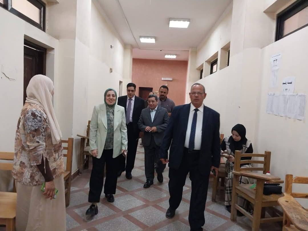 نائب رئيس جامعة بنها لشئون الدراسات العليا والبحوث تواصل تفقد سير امتحانات الفصل الدراسي الثاني  