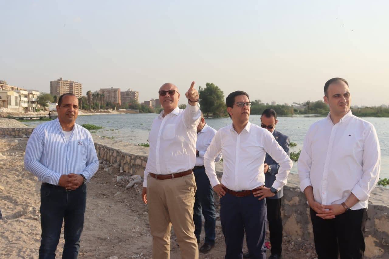 To discuss the establishment of a mural for the history and figures of the governorate: The Governor of Kalyobiya and the President of Benha University inspected the fourth phase of the Ahl Masr walkway.