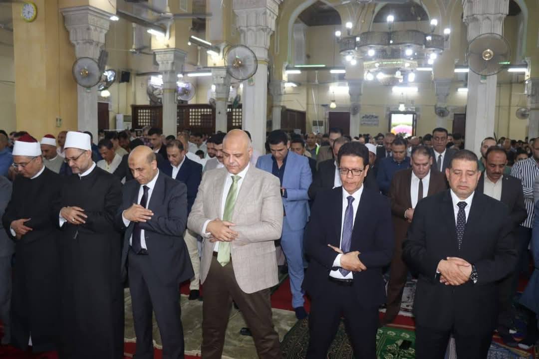 محافظ القليوبية ورئيس جامعة بنها يؤديان صلاة عيد الأضحى المبارك بمسجد ناصر  ويهنئان المرضى بالمستشفي الجامعي 
