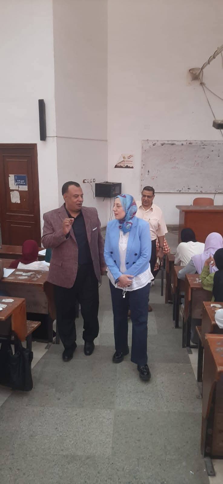 نائب رئيس جامعة بنها للدراسات العليا تتفقد سير امتحانات الفصل الدراسي الثاني بكلية التربية 