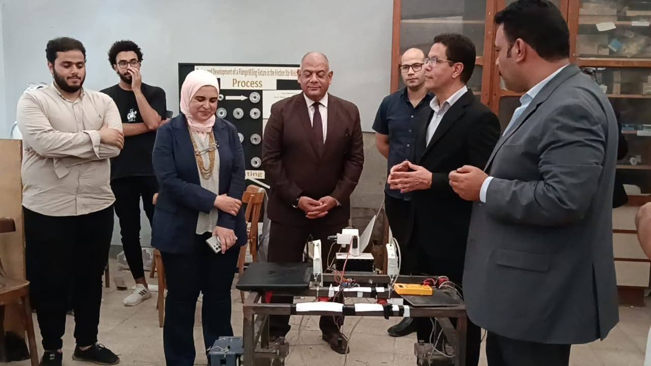 رئيس جامعة بنها يتفقد عدد من المشاريع الطلابية بكلية الهندسة ببنها