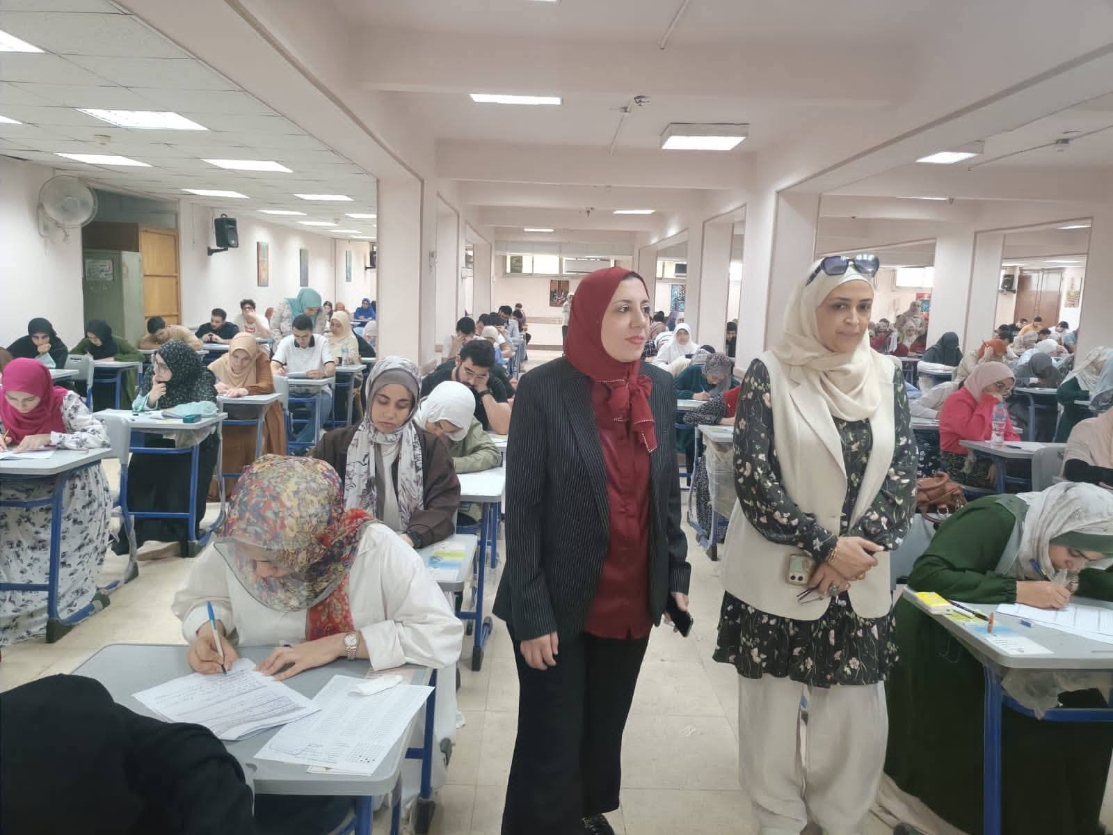 نائب رئيس جامعة بنها لشئون الدراسات العليا والبحوث تواصل تفقد اختبارات القدرات بكليتي علوم الرياضة والفنون التطبيقية والامتحانات بكلية الطب