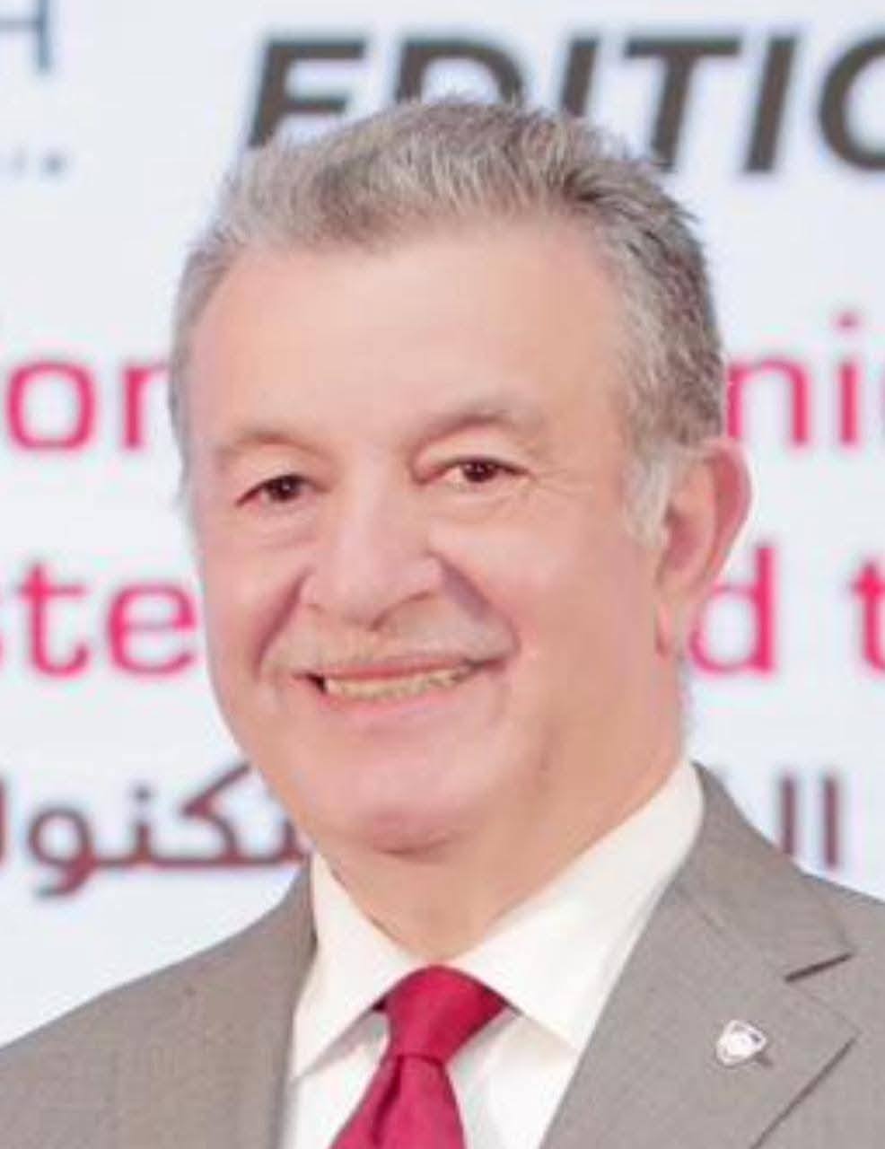 Benha University President congratulates Dr. Ali Shams El-Din after winning the State Pioneers Award in Agricultural Sciences
