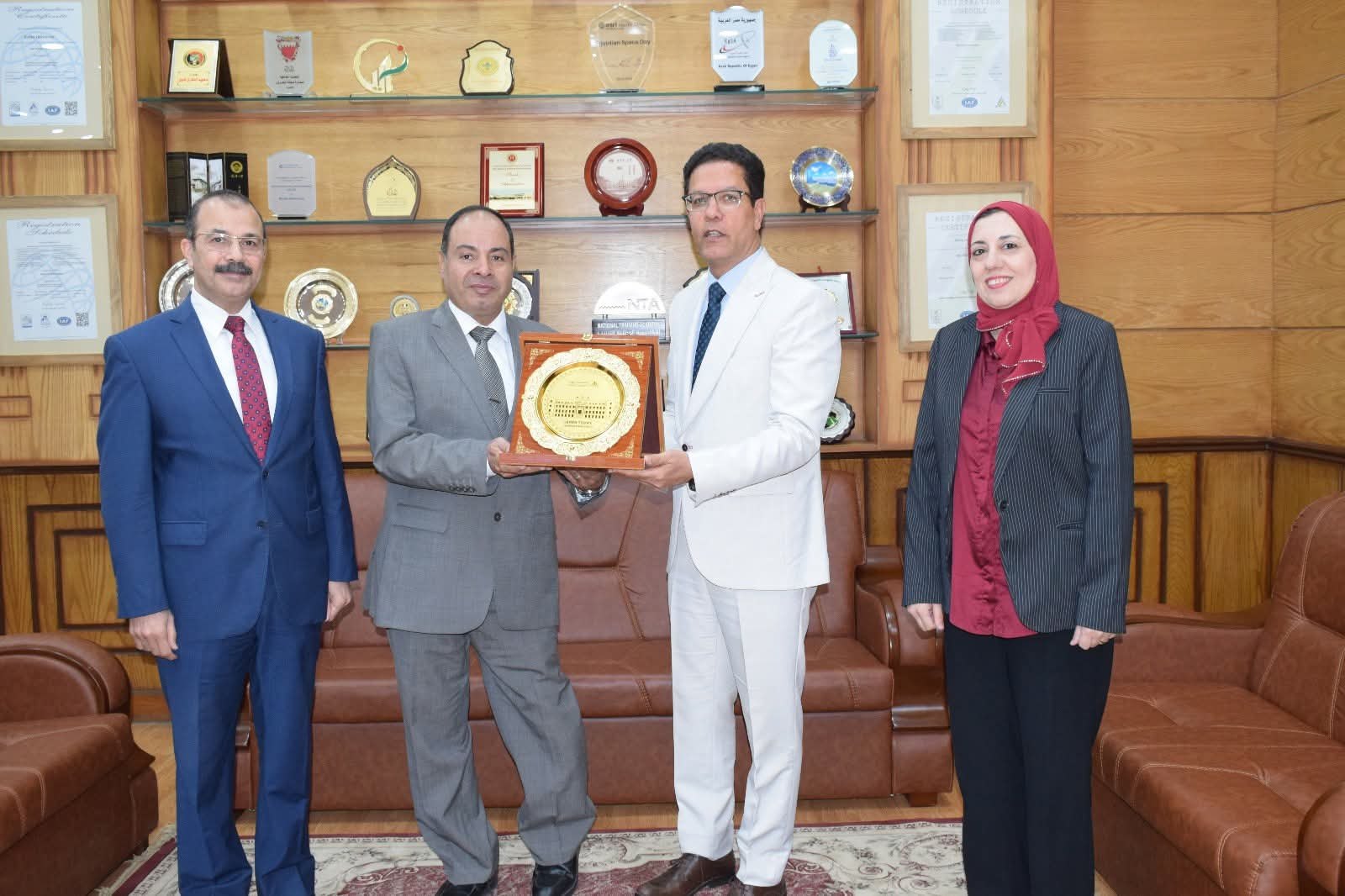 مجلس جامعة بنها يكرم القائم بعمل عميد كلية الهندسة بشبرا 
