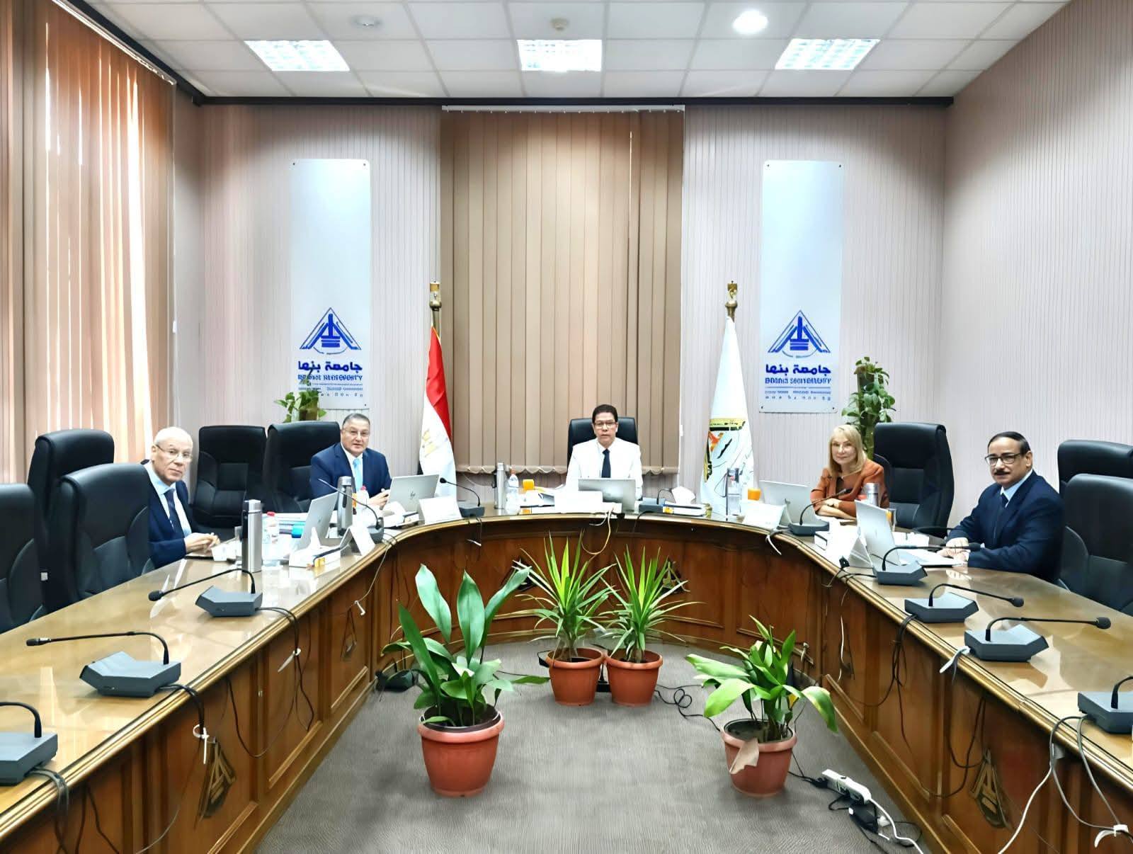 رئيس جامعة بنها يترأس لجنة اختيار عميد كلية التجارة 