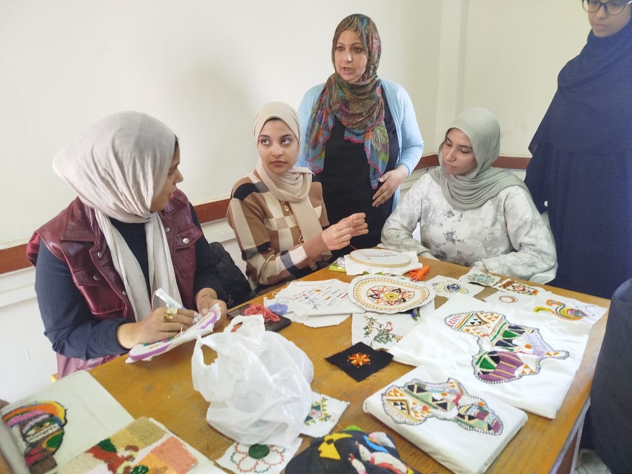 جامعة بنها تنظم قافلة توعوية عن الصناعات الصغيرة والمشغولات اليدوية بشبين القناطر