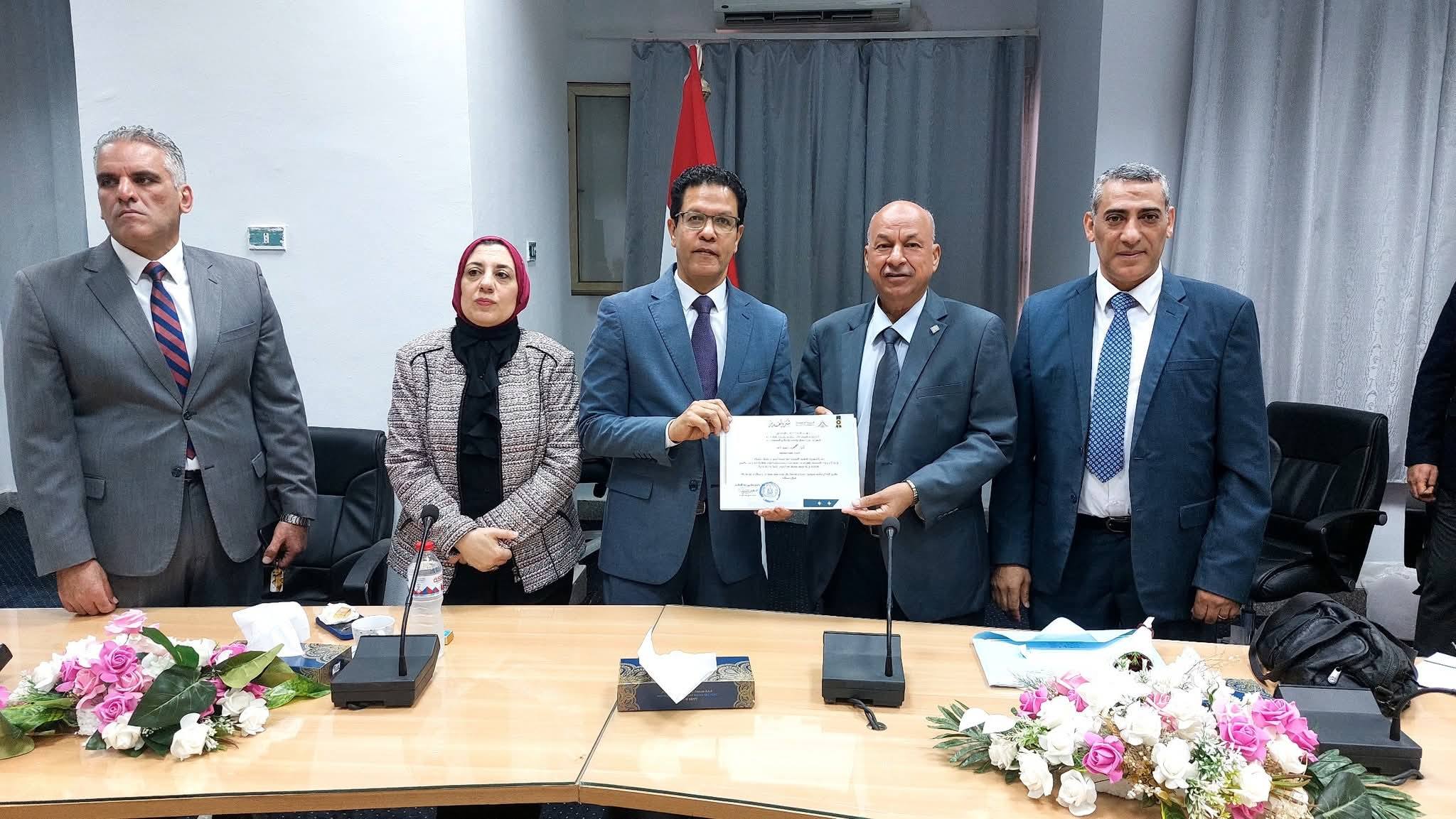 خلال تكريمه الأساتذة المتفرغين بكلية التجارة :  