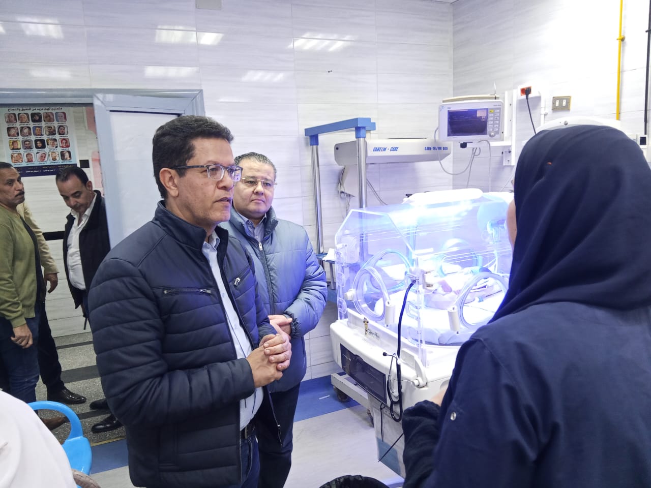 فى جولة مفاجئة: رئيس جامعة بنها يحيل إثنين من الأطباء بالمستشفى الجامعى للتحقيق ويقرر صرف مكافأة لأطقم التمريض 