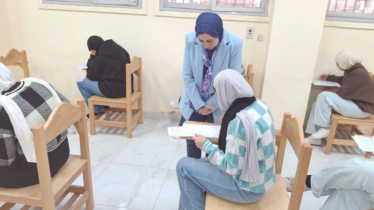 Benha University Vice President for Postgraduate Affairs Inspects Exam Proceedings at the Faculty of Arts