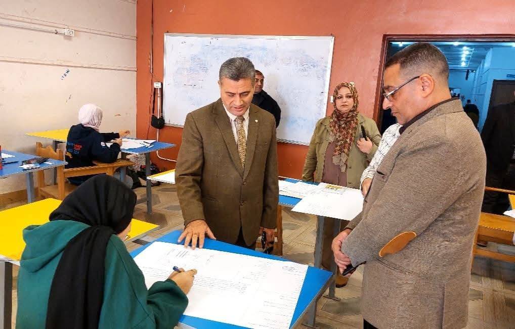 نائب رئيس جامعة بنها لشئون خدمة المجتمع وتنمية البيئة يتفقد امتحانات الفصل الدراسي الأول بكلية الفنون التطبيقية 