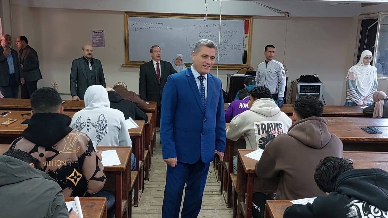 Vice President of Benha University for Community Service and Environmental Development Continues Tours and Inspects First Semester Exams at the Faculty of Science