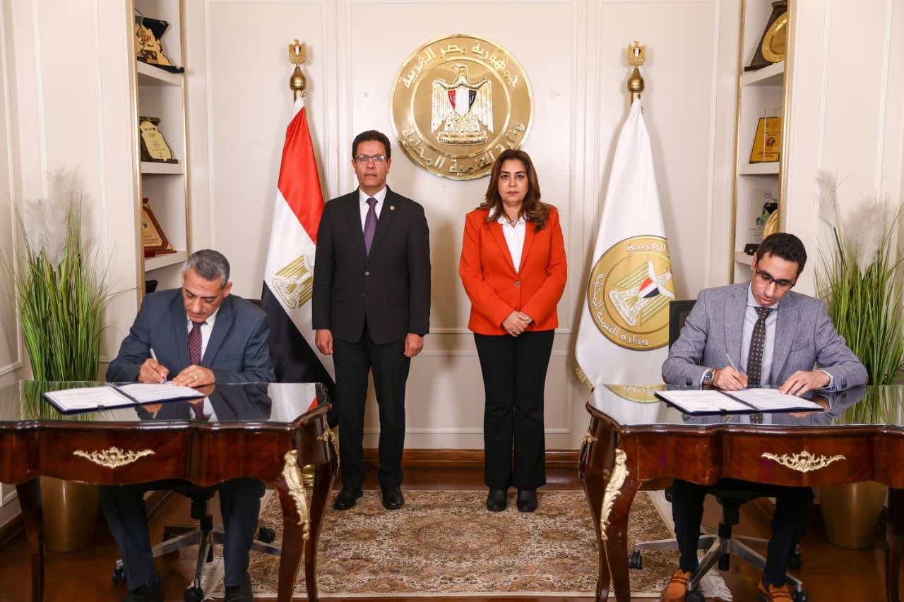 وزيرة التنمية المحلية ورئيس جامعة بنها يشهدان التوقيع علي برتوكول تعاون بين مركز سقارة للتدريب وكلية التجارة لإعداد كوادر المحليات في مجالات الإدارة العامة والتنمية المحلية