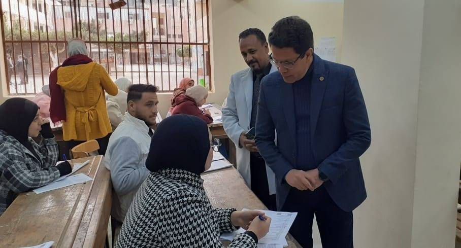 رئيس جامعة بنها يتفقد سير  الامتحانات بكليتي التربية النوعية والعلوم 