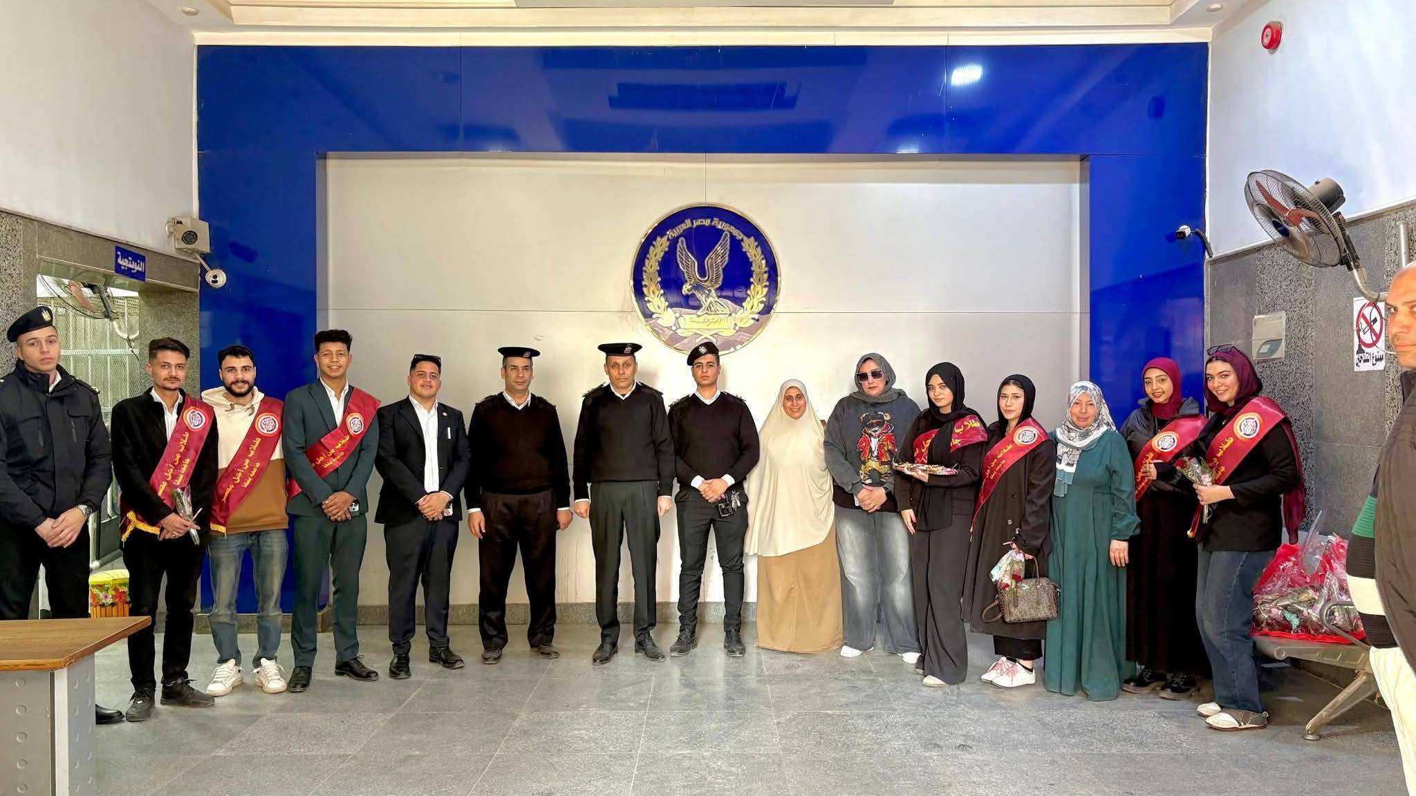 أسرة طلاب من أجل مصر بجامعة بنها يوزعون الورود على أفراد الشرطة بالقليوبية 