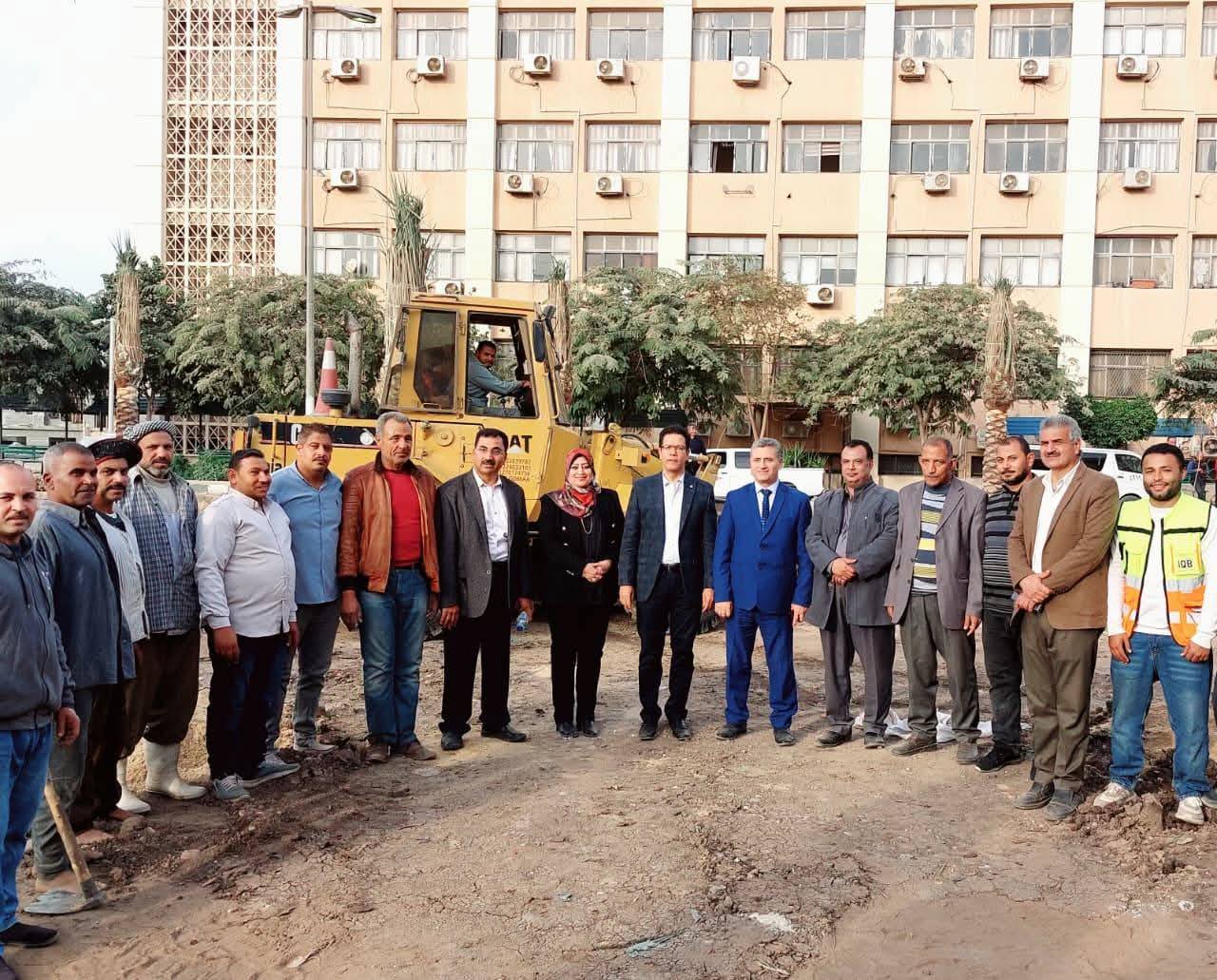 فى إطار المبادرة الرئاسية  100مليون شجرة : رئيس جامعة بنها يتفقد زراعة النخيل بكلية التربية بكفر سعد 